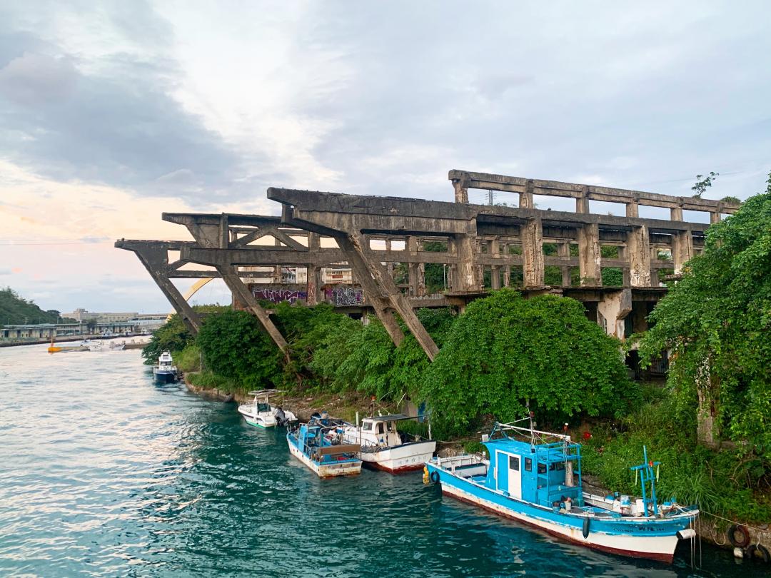 百年造船廠遺跡搭配海景別有一番風味。（圖／記者郭宣暄攝）