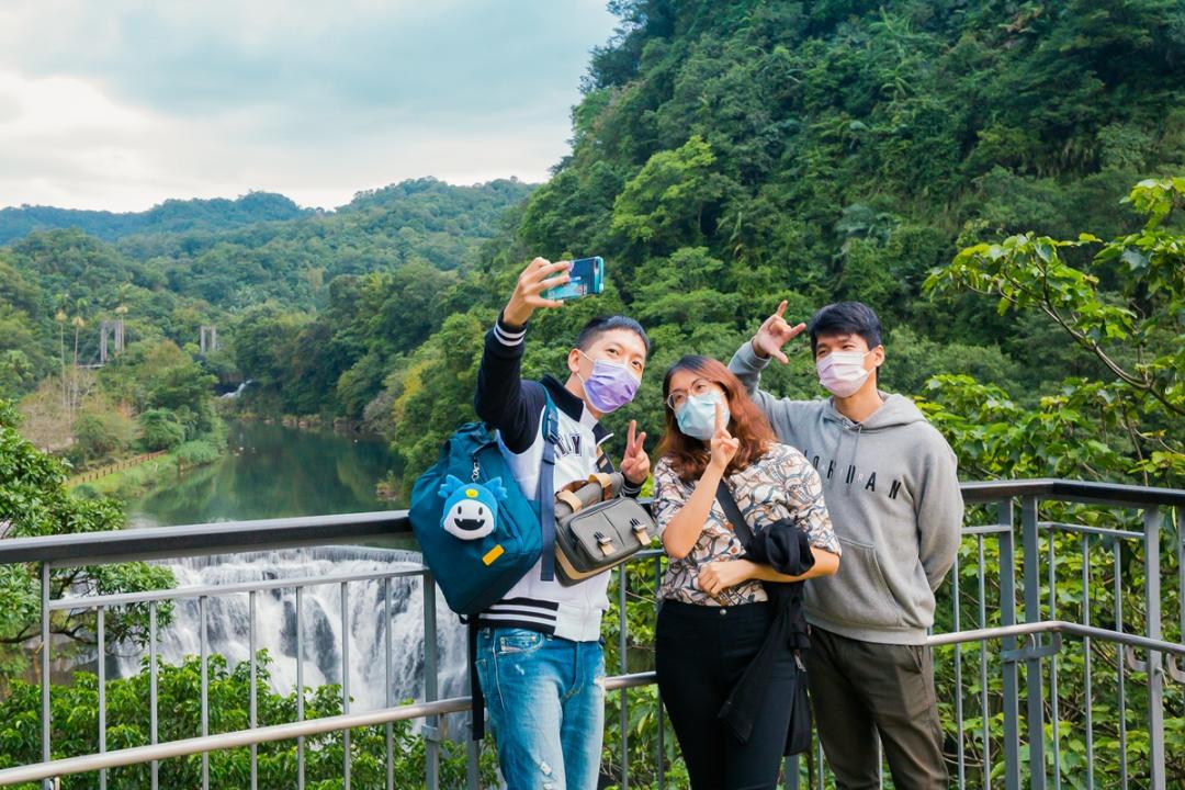 站在全新的步道欣賞瀑步，更愜意安全的拍照打卡。（圖／新北市觀旅局提供）