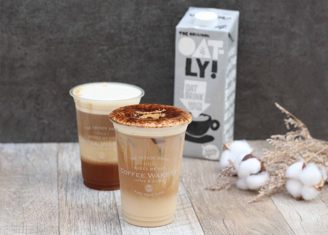 OATLY x 覺醒咖啡-圖左為燕麥鴛鴦拿鐵、圖右為覺醒燕麥奶茶。（圖／品牌提供）