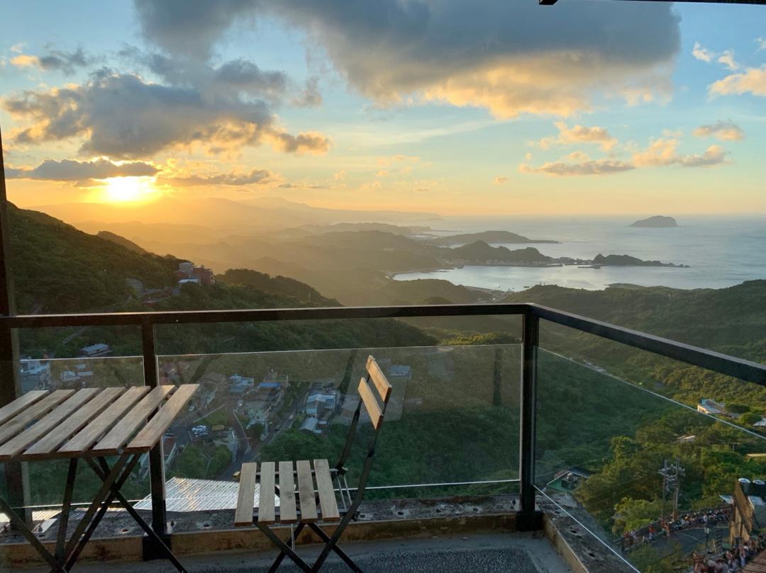 「山城逸境-漫山逸旅」位在新北九份海景第一排，清晨和夜晚各有不同風情。（圖／Booking.com提供）