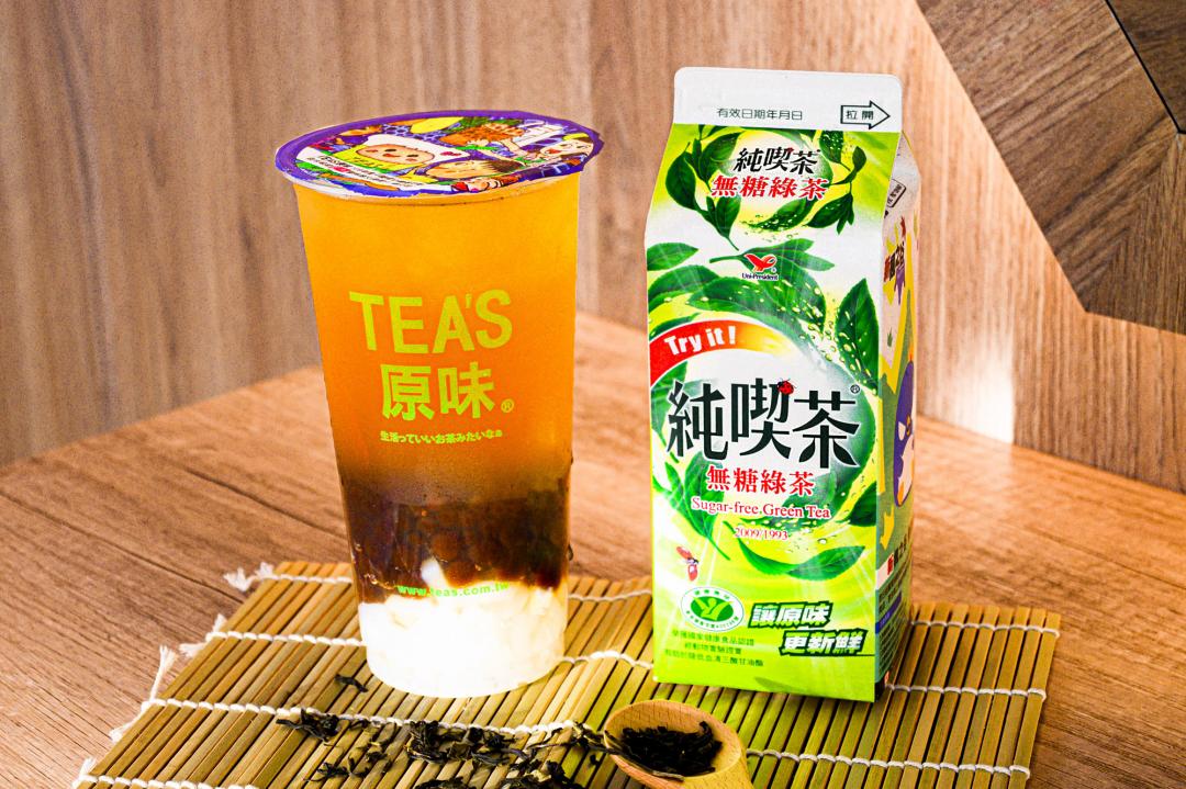 與TEA'S原味聯名的「鮮Q再說 無糖綠」以純喫茶無糖綠茶為基底，加入椰果、小珍珠還有波霸，咀嚼口感十足，3/28～4/3每杯優惠33元。（圖／純喫茶提供）