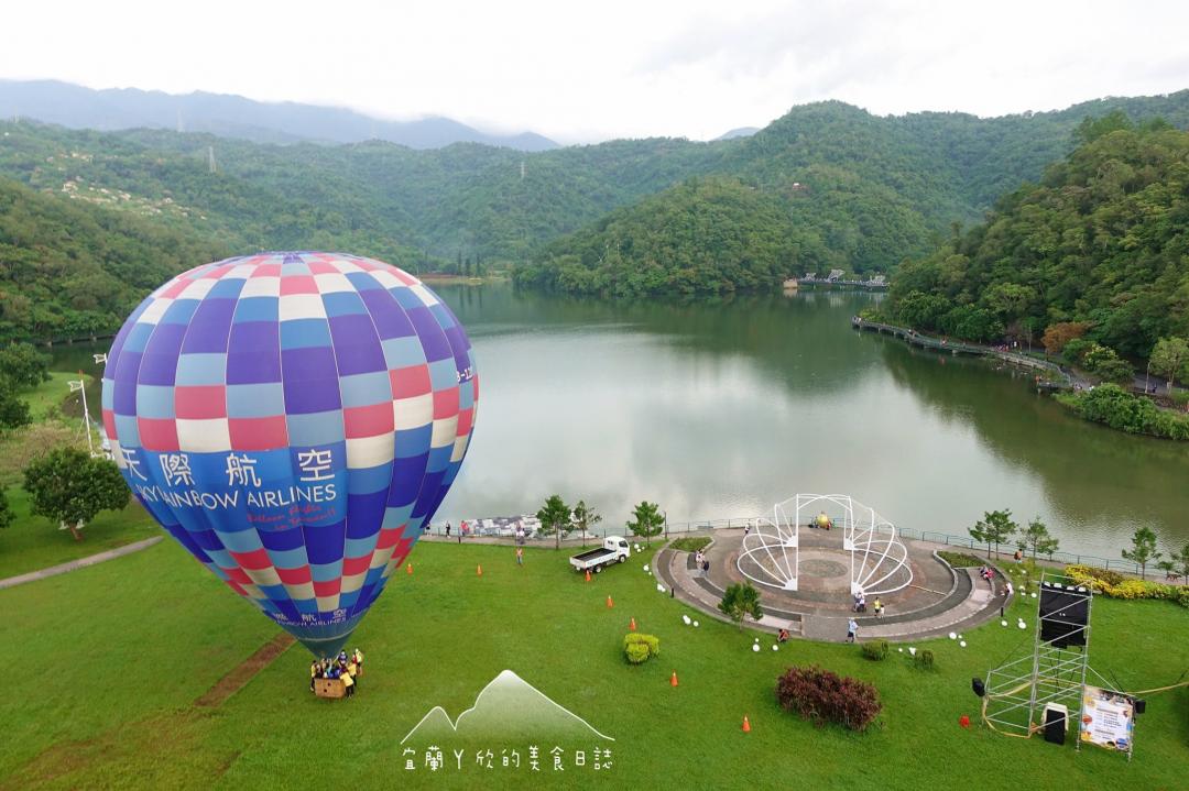 搭乘熱氣球從湖畔升空，俯瞰整個龍潭湖美景。（圖／宜蘭ㄚ欣的美食日誌提供）