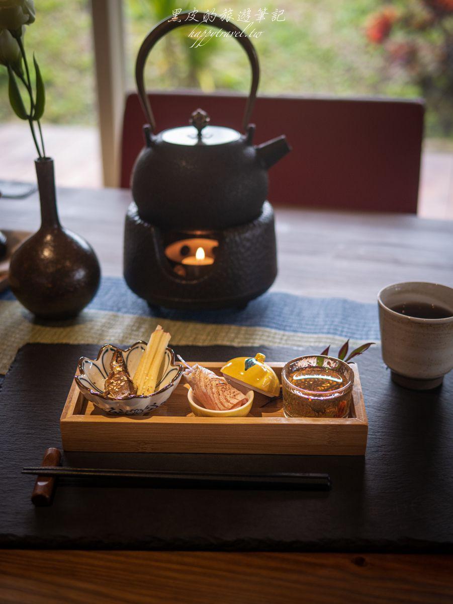 開胃菜為柳葉魚乾佐蘋果絲、煙燻鮭魚捲與水雲醋。（圖／黑皮的旅遊日記提供）