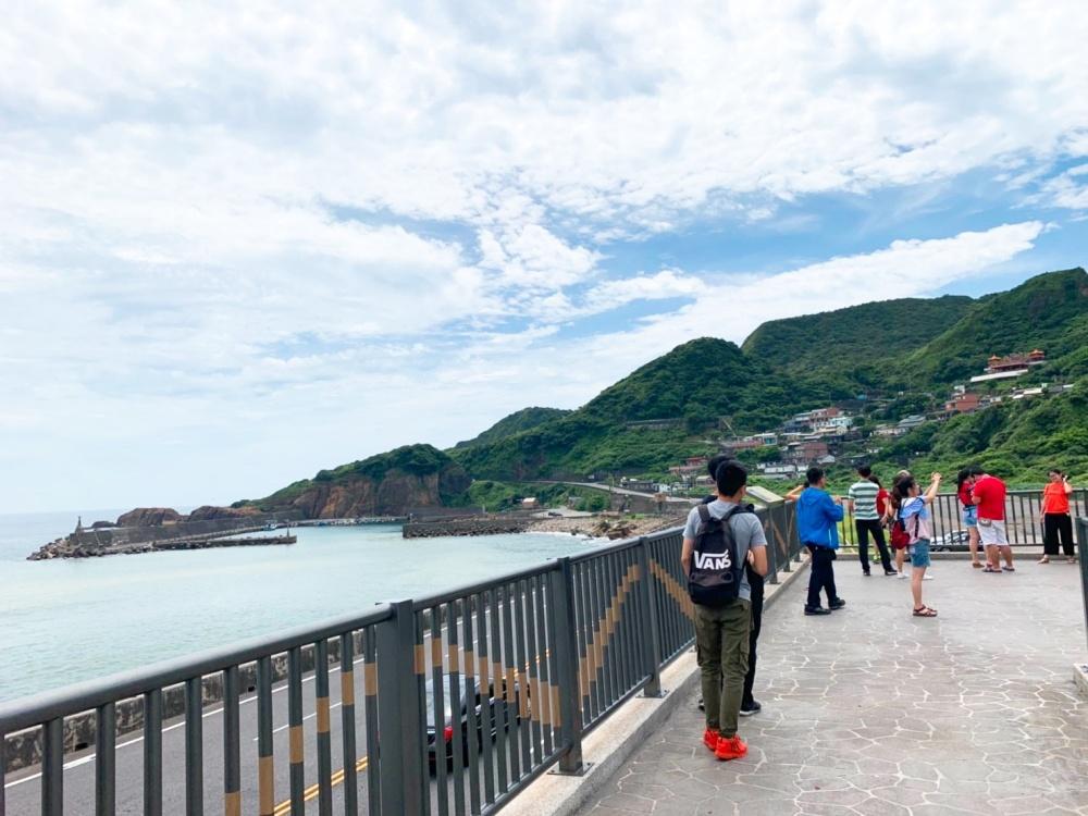 瑞芳水湳洞候車亭全新觀景平台，讓旅客在候車時能賞景拍照打卡。（圖／新北市政府提供）