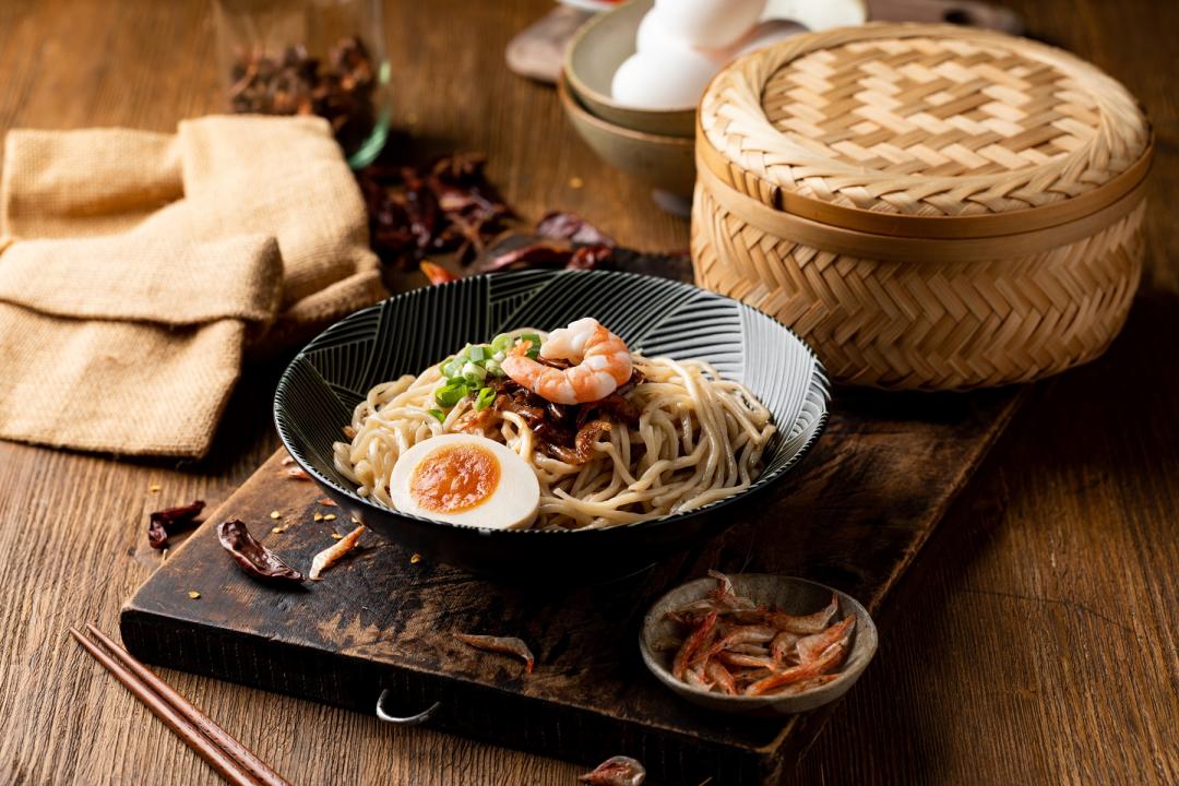 「櫻蝦醬拌麵」用櫻蝦醬提出拌麵細膩麥香。（圖／阿達師五星麵舖提供）