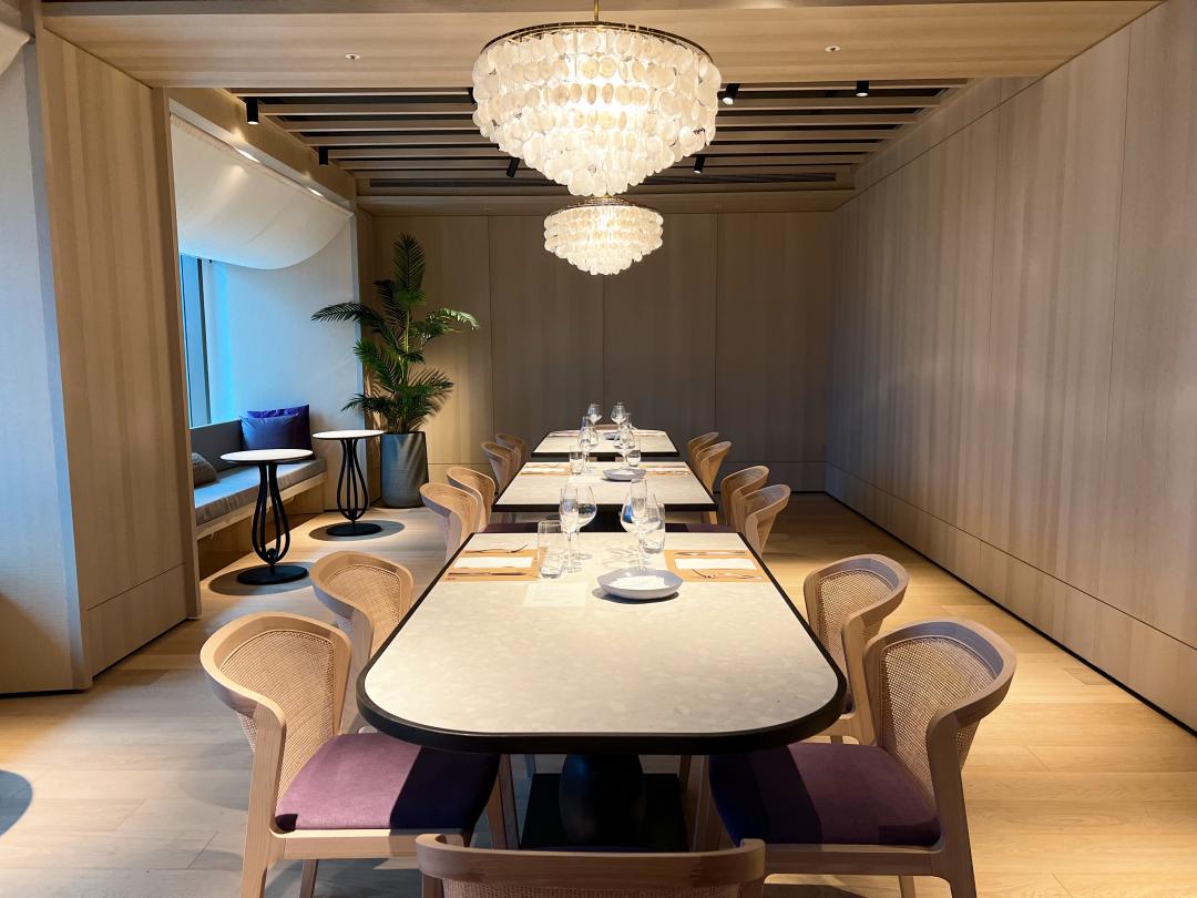 餐廳提供可容納14人的私人包廂，可用於舉辦慶祝或餐飲會議等各種用途。（圖／記者郭宣暄攝）