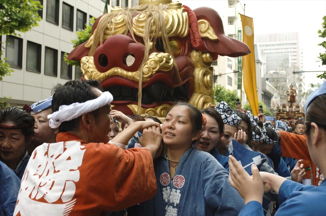 日本也有舞獅遶境？築地市場最盛大祭典「超巨獅子頭」獻祭祈福