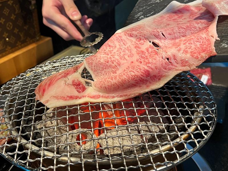月見壽喜燒選用紐約客或肋眼部位，一片200元。（圖／記者郭宣暄攝）