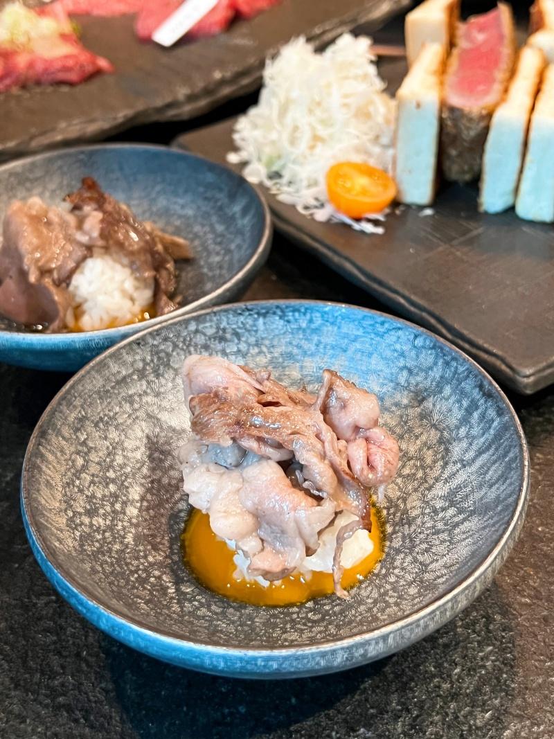 月見壽喜燒吃法搭配半熟蛋液與白米飯。（圖／記者郭宣暄攝）