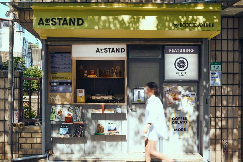 A STAND 咖啡外帶店，打包台南全明星進駐台北。（圖／Foodie Amber提供）