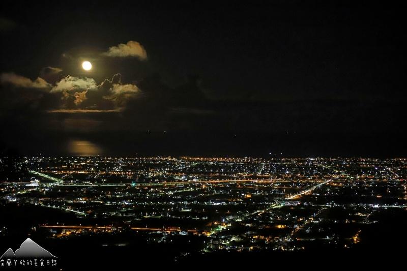 入夜後百萬夜景現身，搭配迷人的月光海景色相當夢幻。（圖／宜蘭ㄚ欣的美食日誌提供）