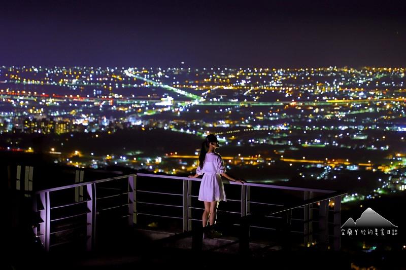 站著觀景台上，彷彿擁抱整片璀璨夜景。（圖／宜蘭ㄚ欣的美食日誌提供）