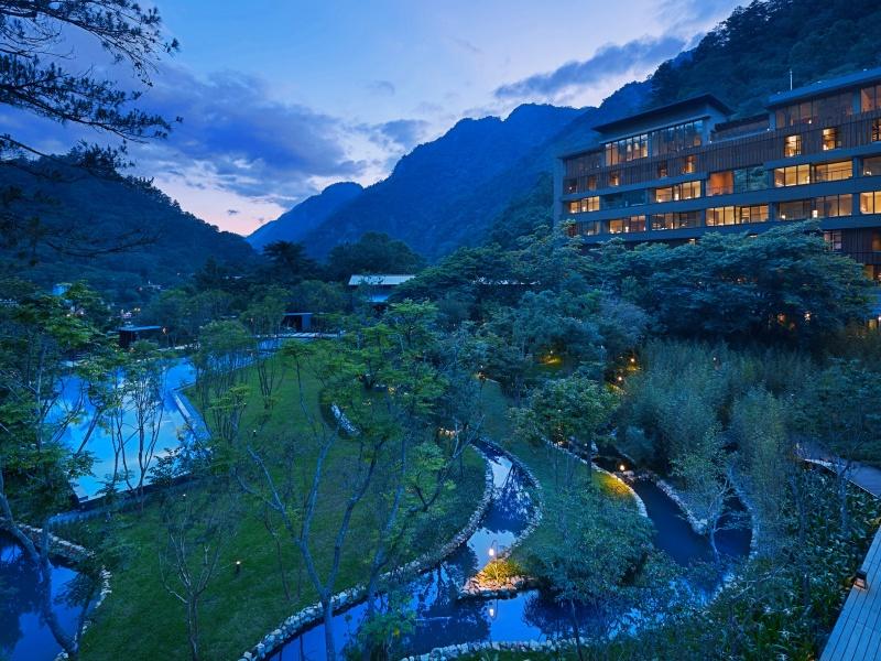 位於群山環繞山谷中的溫泉度假村「虹夕諾雅 谷關」，所有客房均設有半露天浴池。（圖／星野集團提供）