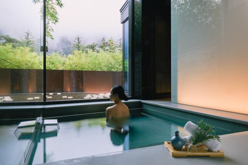 旅客在芳療室旁的專屬水療池中泡澡放鬆肌肉。（圖／星野集團提供）