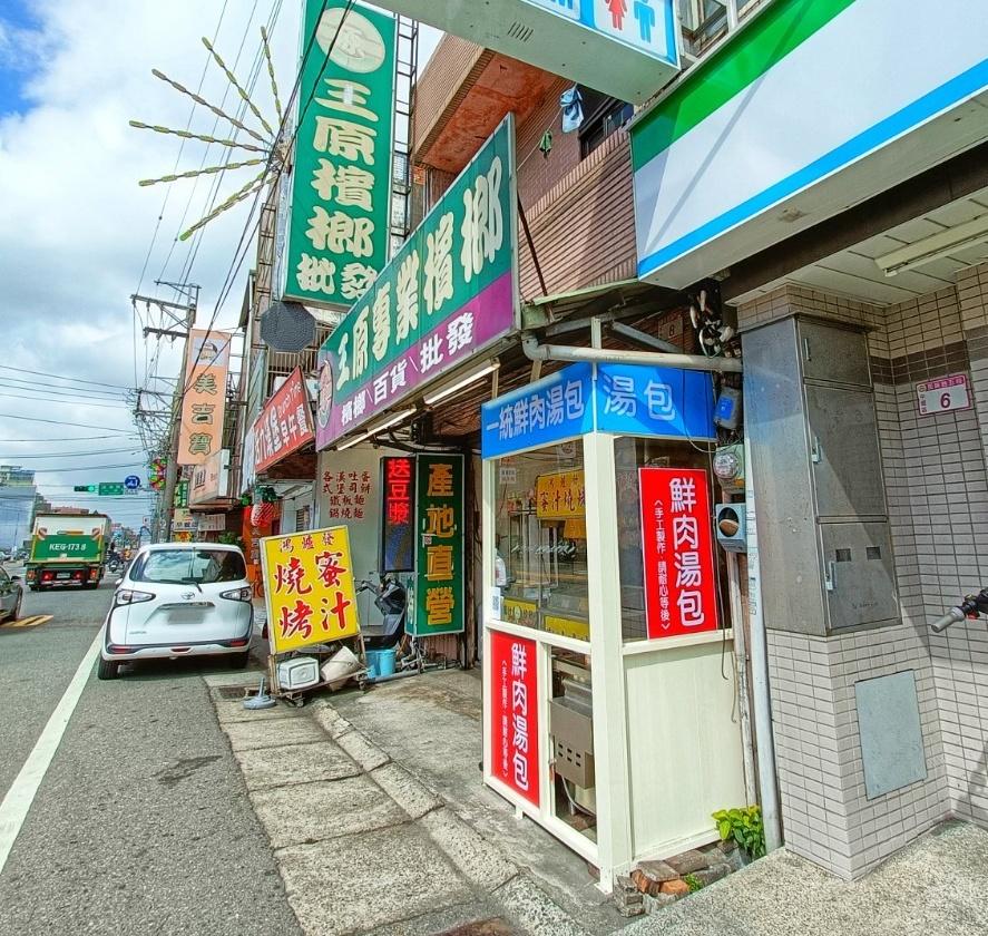 「一統湯包」與檳榔攤、蜜汁燒烤合租店面，形成有趣的景象。（圖／民宿女王芽月提供）