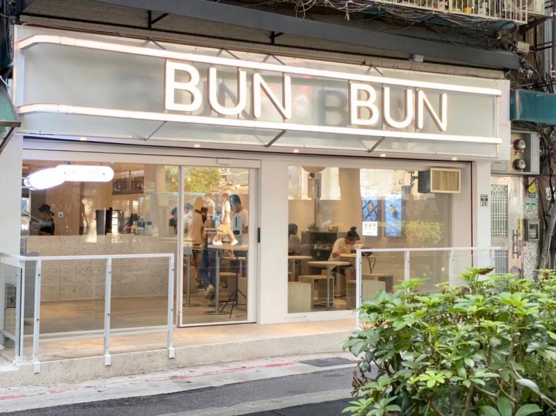 BunBun棒棒台北店裝以純白色調為主，成為拍照打卡熱點。（圖／BunBun棒棒提供）