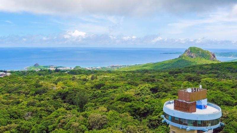 漫步在台灣少見的熱帶森林景致裡、眺望無敵海景，還能到墾丁國家森林遊樂區全新秘境餐廳品嚐美食。（圖／華泰大飯店集團提供）