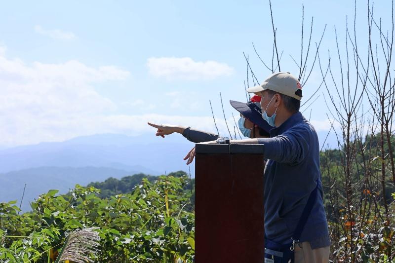 山頂上設有涼亭及觀景平台，享受山風吹拂的清涼舒爽。（圖／新北觀光局提供）