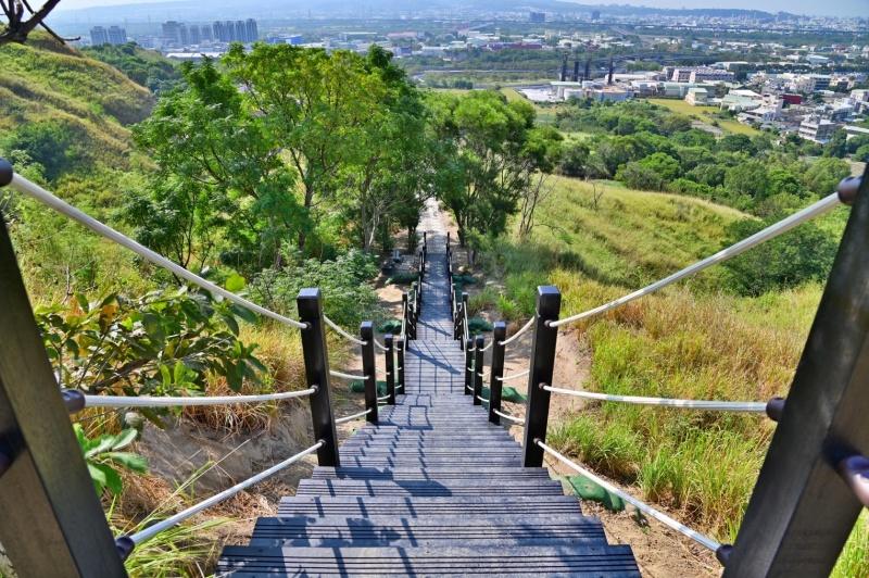 步道視野景觀遼闊，可俯瞰烏日與大肚的市景及一望無際的大草原。（圖／台中觀旅局提供）