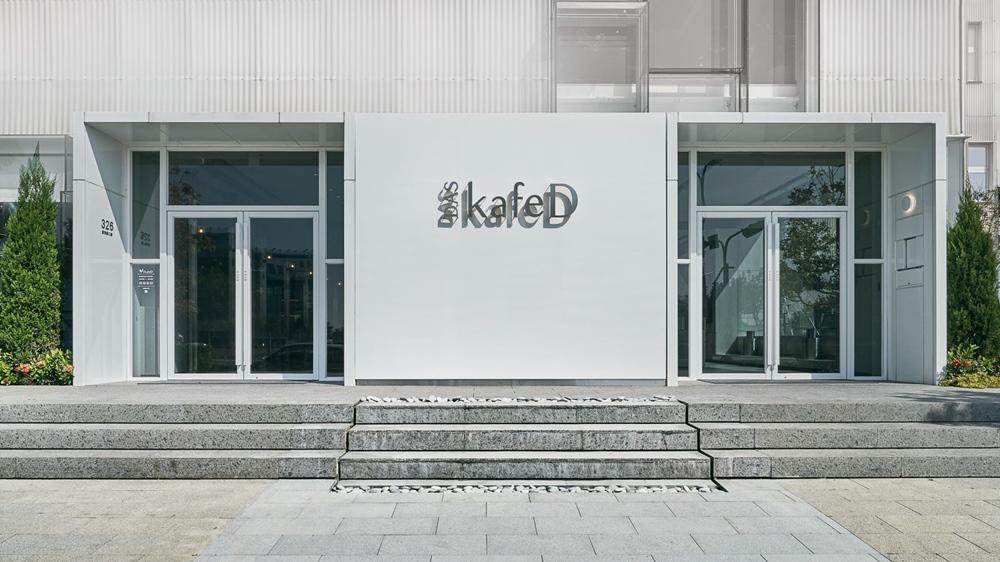 全新開幕的kafeD台中水湳旗艦店占地150坪，一樓打造半開放式咖啡吧檯，以整片落地窗營造高採光的柔和氛圍。（圖／kafeD提供）