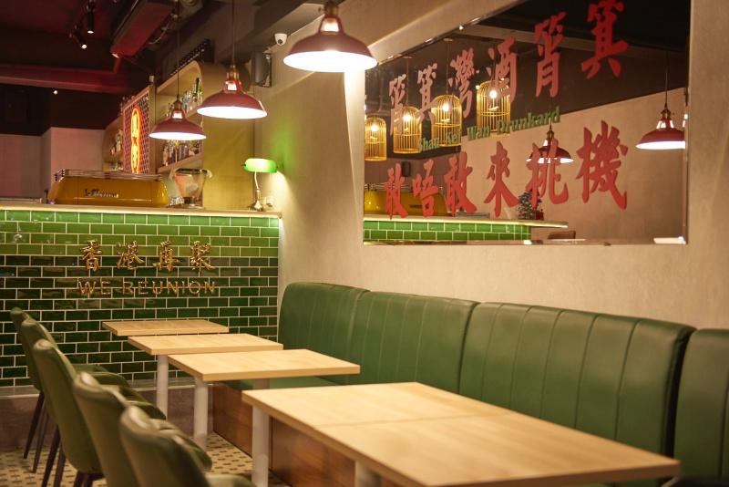 香港傳統的碧綠冰室，結合霓虹燈吧台的新潮設計。（圖／再聚提供）