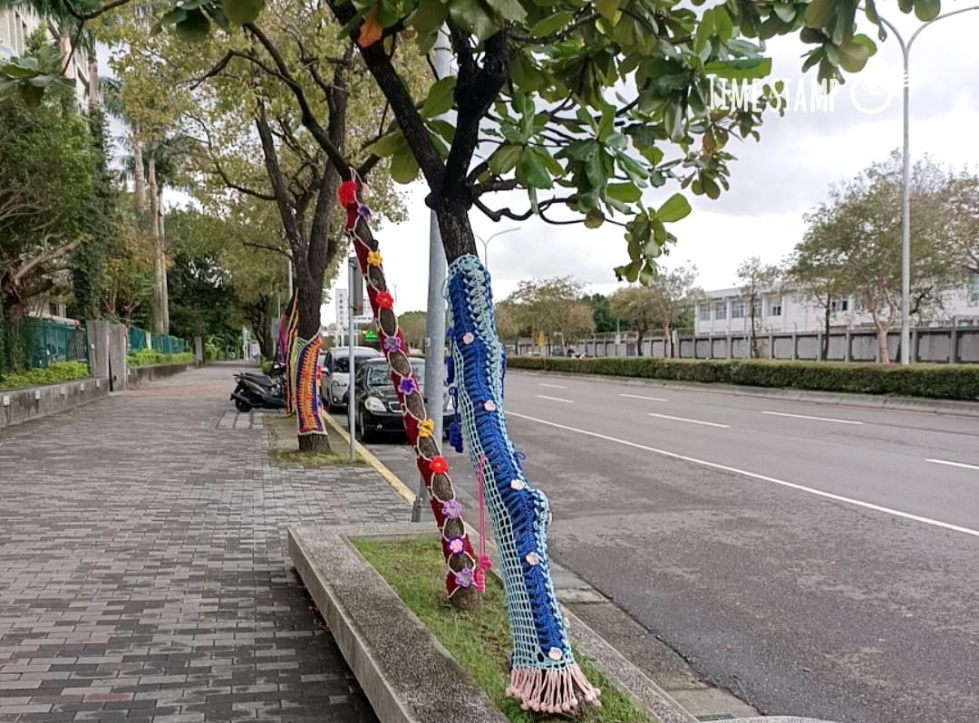 北市街頭行道樹穿搭絢麗圖騰衣裳，繽紛色彩與花樣非常吸睛。（北市工務局公園處提供）