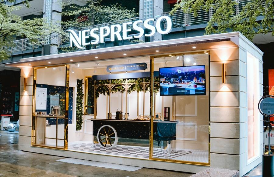 Nespresso獨家與法國殿堂級甜點大師Pierre Hermé攜手推出聯名星耀巴黎系列咖啡，並於信義香堤大道打造滿滿歐式建築風格的「Nespresso星耀巴黎限定Café」露天咖啡廳。（圖／Nespresso提供） 