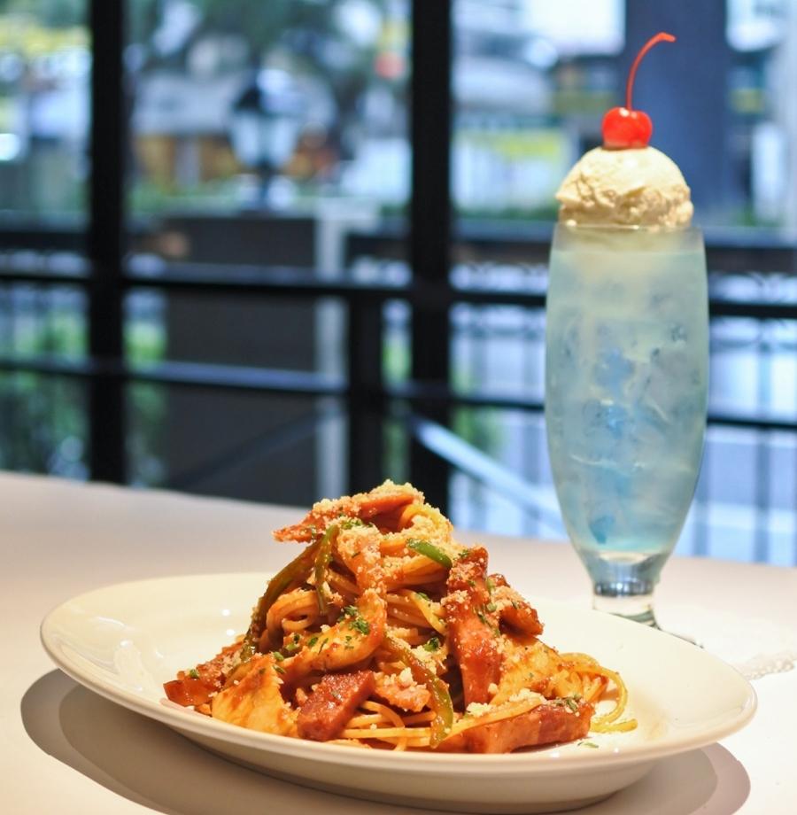 劇迷必吃！三澧企業旗下BELLINI Pasta Pasta與MOLINO兩大義式餐飲品牌推出《First Love初戀》「拿坡里義大利麵X冰淇淋蘇打」最強回憶殺套組優惠價380元+10%。（圖／品牌提供）