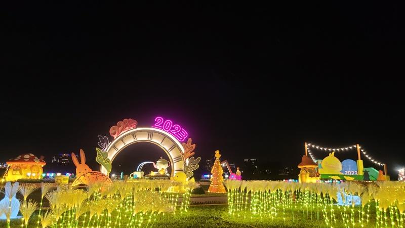 夜晚點燈的鴨鴨公園，別有一番浪漫氛圍。（圖／新北市政府高灘地工程管理處提供）