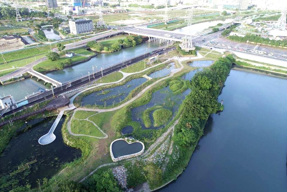 台北市最新觀夕景點「雙溪濕地公園」驗收完成啟用，提供市民全新休憩去處。（圖／北市工務局提供）