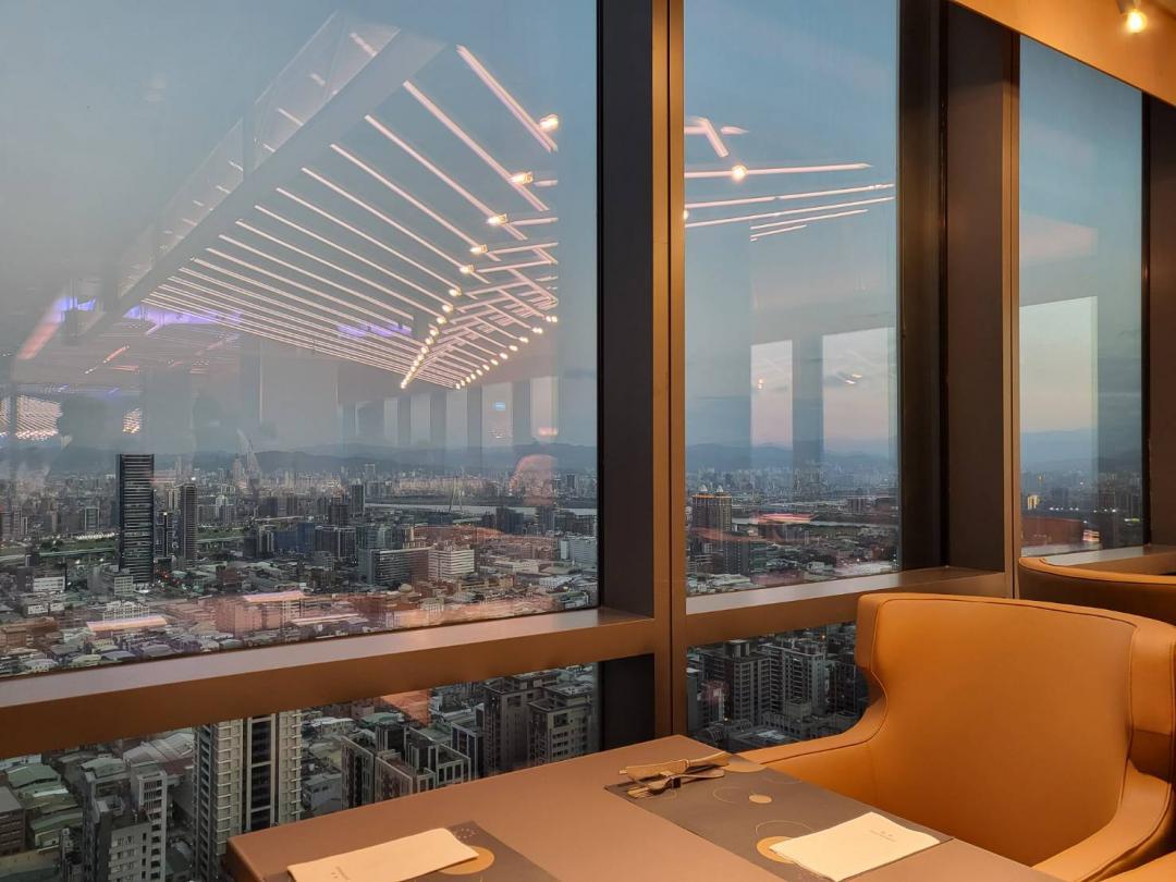饗饗新莊店環景窗能飽覽日夜高樓美景。（圖／饗賓集團提供）