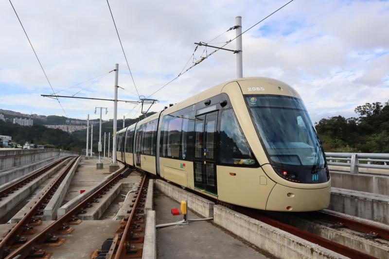 捷運安坑輕軌2月10日正式通車，試營運免費搭乘。（圖／新北市政府捷運工程局提供）