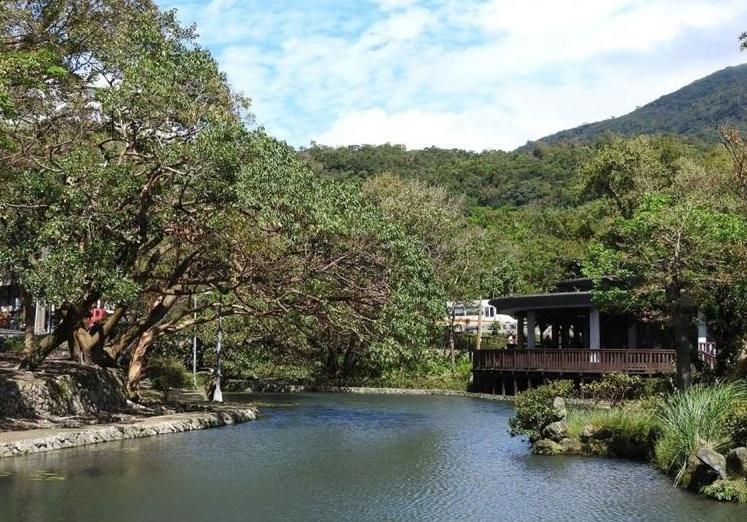 前山公園具有豐富的生態資源及溫泉特色，經過整修後陽明湖恢復潔淨清澈。（圖／北市工務局提供）