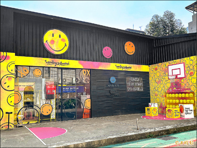 SMILEY快閃店將藝術塗鴉笑臉標誌延伸至門市櫥窗與外牆。（記者郭宣暄攝）