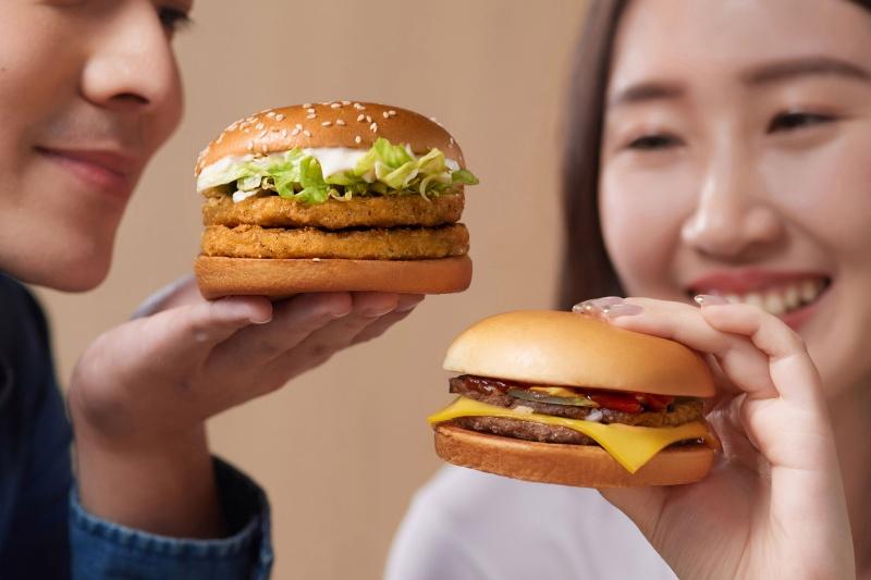 3月15日起，麥當勞菜單將新增強棒生力軍「雙層麥香鷄」與「麥克雙牛堡」。（圖／台灣麥當勞提供）