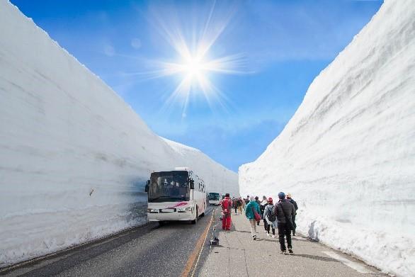 前往黑部立山，可探索日本4～6月期間獨有的峽谷雪景。（圖／五福旅遊提供）