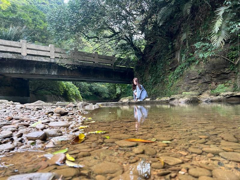 富民親水公園溪水清澈，是夏日的避暑勝地。（圖／記者郭宣暄攝）