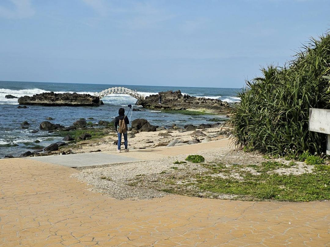 矗立在濱海公路臺2省道上的石門洞，奇特的海蝕地形擁有別有洞天的美景。（圖／記者郭宣暄攝）