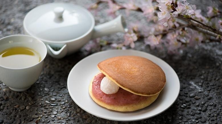 「櫻花銅鑼燒」醃漬櫻花葉內餡結合鬆軟餅皮。（圖／然花抄院提供）