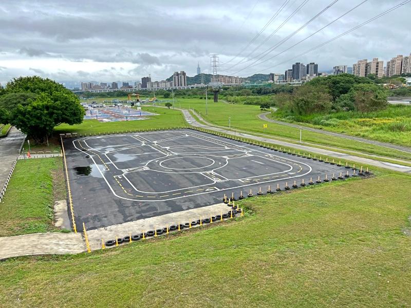 秀朗橋旁「多功能兒童練習場」自3/31起重新開放，提供各式兒童輪板類運動使用。（圖／新北市政府高灘地工程管理處提供）