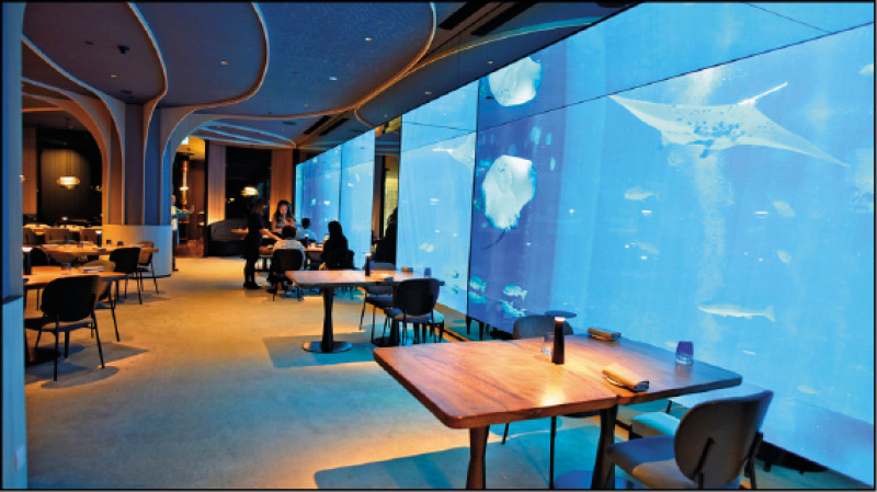 海之味水族餐廳「Ocean Restaurant」有著東南亞首家水下餐廳的盛名，餐廳位在聖淘沙名勝世界的海洋館中，食客能一邊吃飯一邊欣賞全世界最大的水族箱裡悠游的海洋生物。