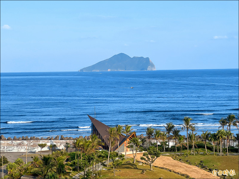 凱渡廣場酒店緊鄰外澳沙灘，坐擁海景第一排，龜山島海天一色美景盡入眼簾。（記者郭宣暄攝）