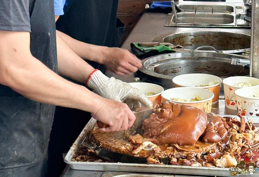 滷的晶瑩剔透的豬腳搭配鹹香滷汁特別下飯。（圖／高雄美食地圖提供）