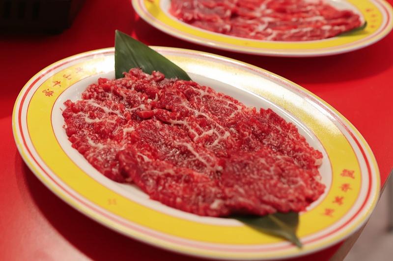 民生輝天天提供當日現宰新鮮牛肉，溫體牛肉盤分為320元、420元、時價三種價位等級。（記者郭宣暄攝）