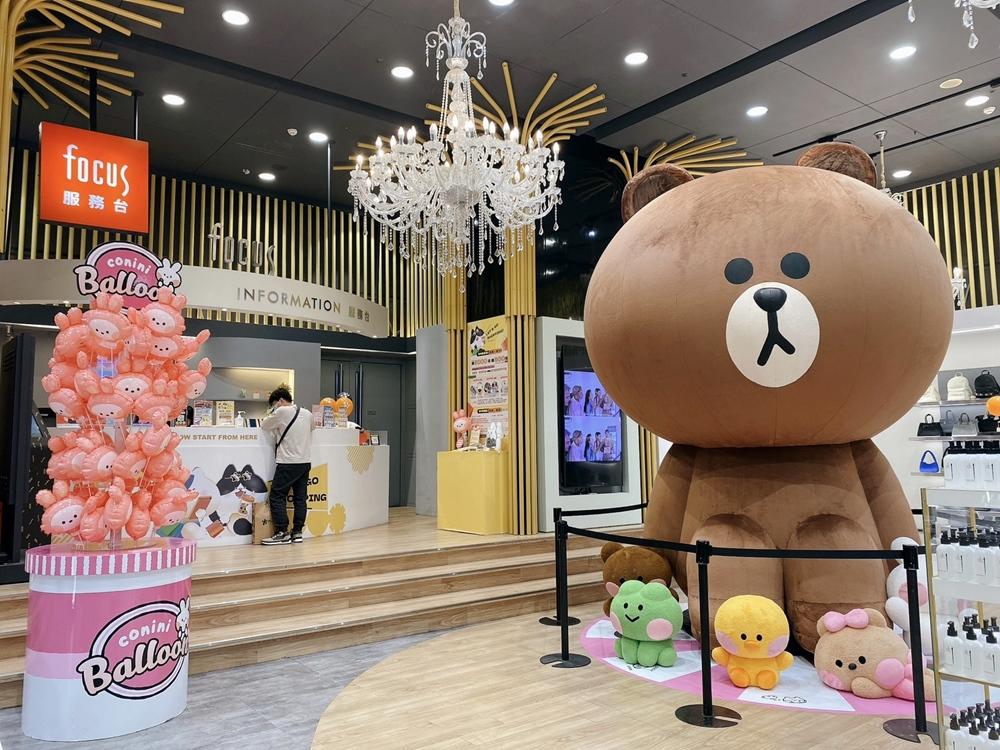 台南Focus時尚流行館現正於一樓展出4米高的MEGA熊大，每天有專人梳毛，還替它保了百萬保險。（圖／Focus時尚流行館提供）