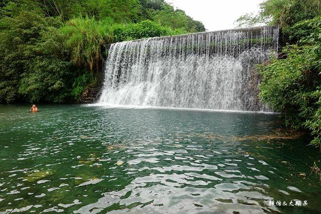 花蓮「米亞丸溪」擁有碧綠色清澈溪水，水量充沛的攔沙壩形成水濂瀑布美景。（靜怡&大顆呆の親子.旅遊.美食提供）