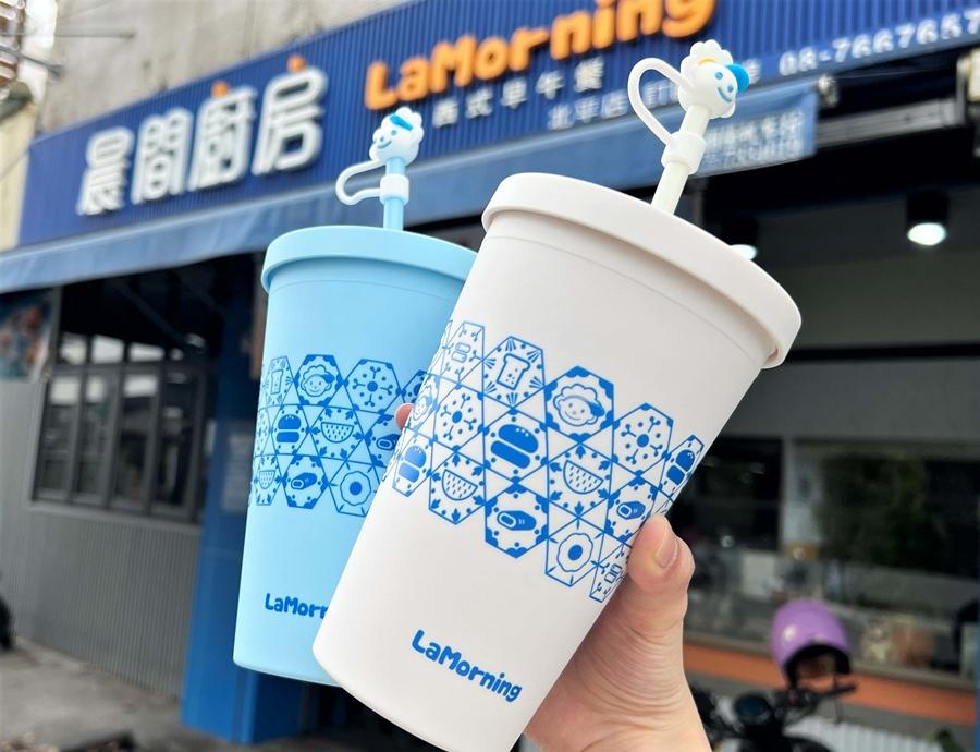 可愛環保的「小南吸管防塵套」與限量款「花磚隨飲杯」將於6月開放換購。（圖片提供／晨間廚房）