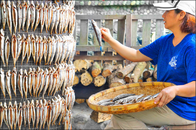 飯店帶旅客深入宜蘭部落，體驗東澳飛魚季活動「燻烤飛魚」。（瓏山林蘇澳冷熱泉度假飯店提供）