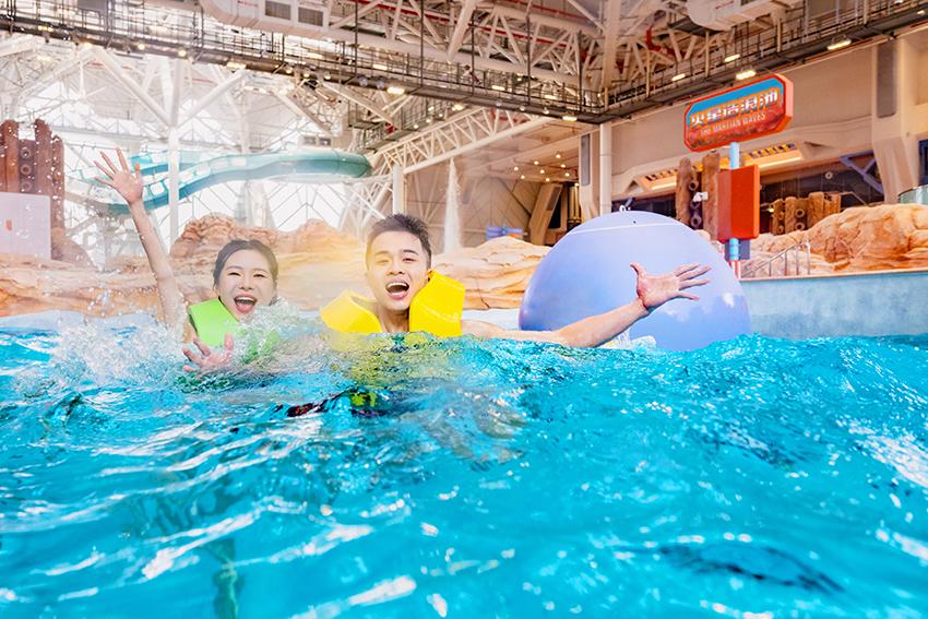 水上樂園的「火星造浪池」設施，透過池中波浪球帶來高低起伏的多變浪潮，彷彿置身大海中。（圖／新濠影滙提供）