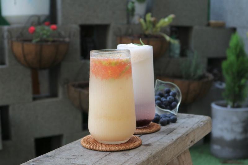 飲品「仙女粉紅泡泡」70元，結合葡萄柚汁與養樂多、氣泡水；「漂浮藍莓泡泡」70元，為藍莓果醬加上香草冰淇淋、氣泡水製成。（圖／翌日十彡提供）